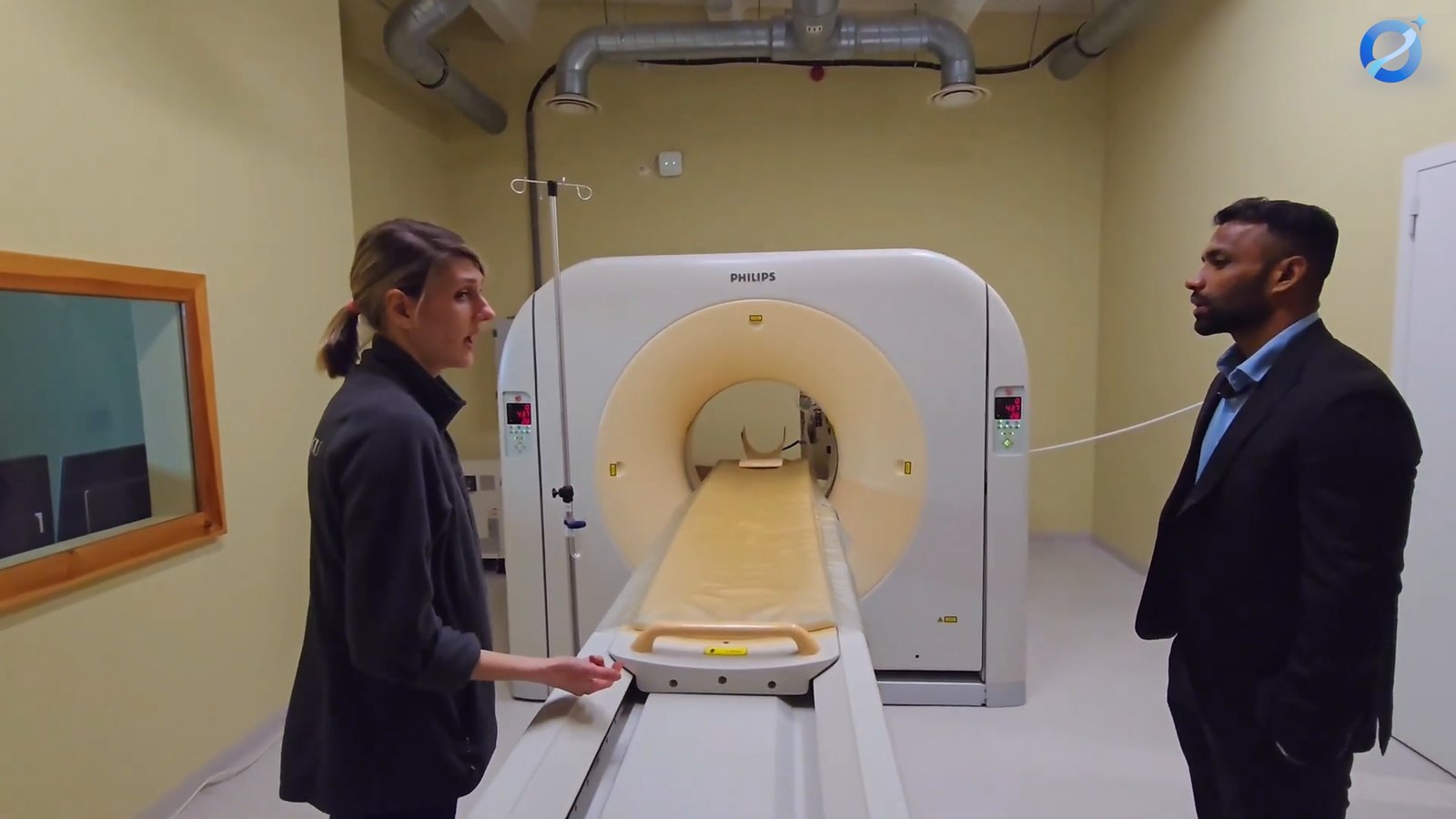 A member of LBTU's clinic staff showing our colleague a Philips CT scanner